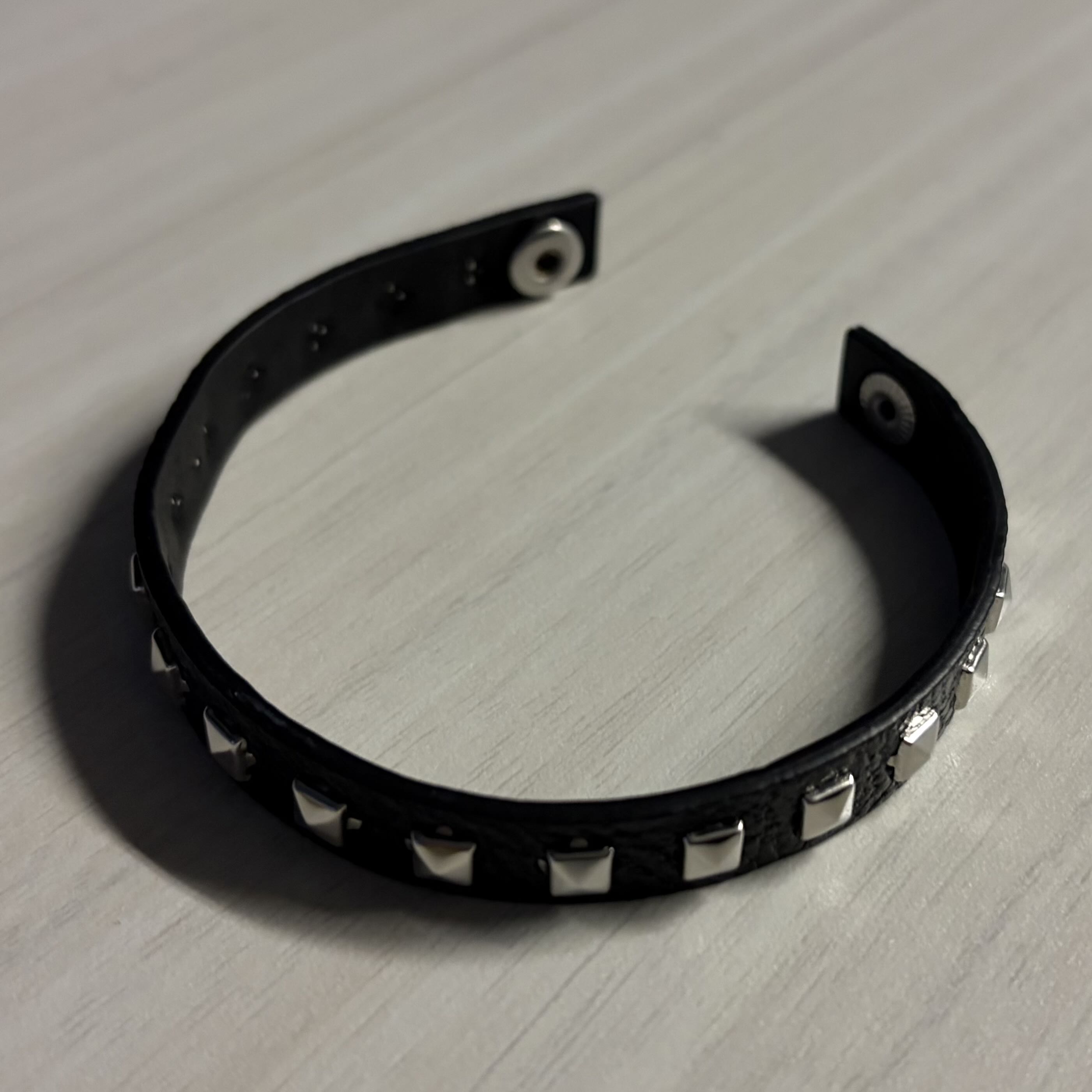 The front view of the bracelet. I ideated that the snap buckle would act as the connection of the circuit
                which would allow the light to turn on.